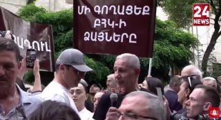 Оппозиционер Акопкохян объявил голодовку у здания ЦИК Армении в предвыборный период