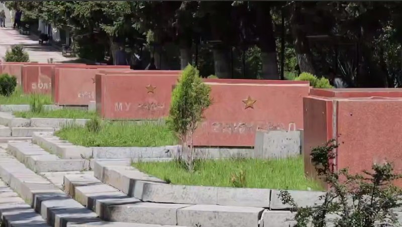 Золотистые буквы с мемориала «Мать Армения» в Гюмри найдены в мусорном баке
