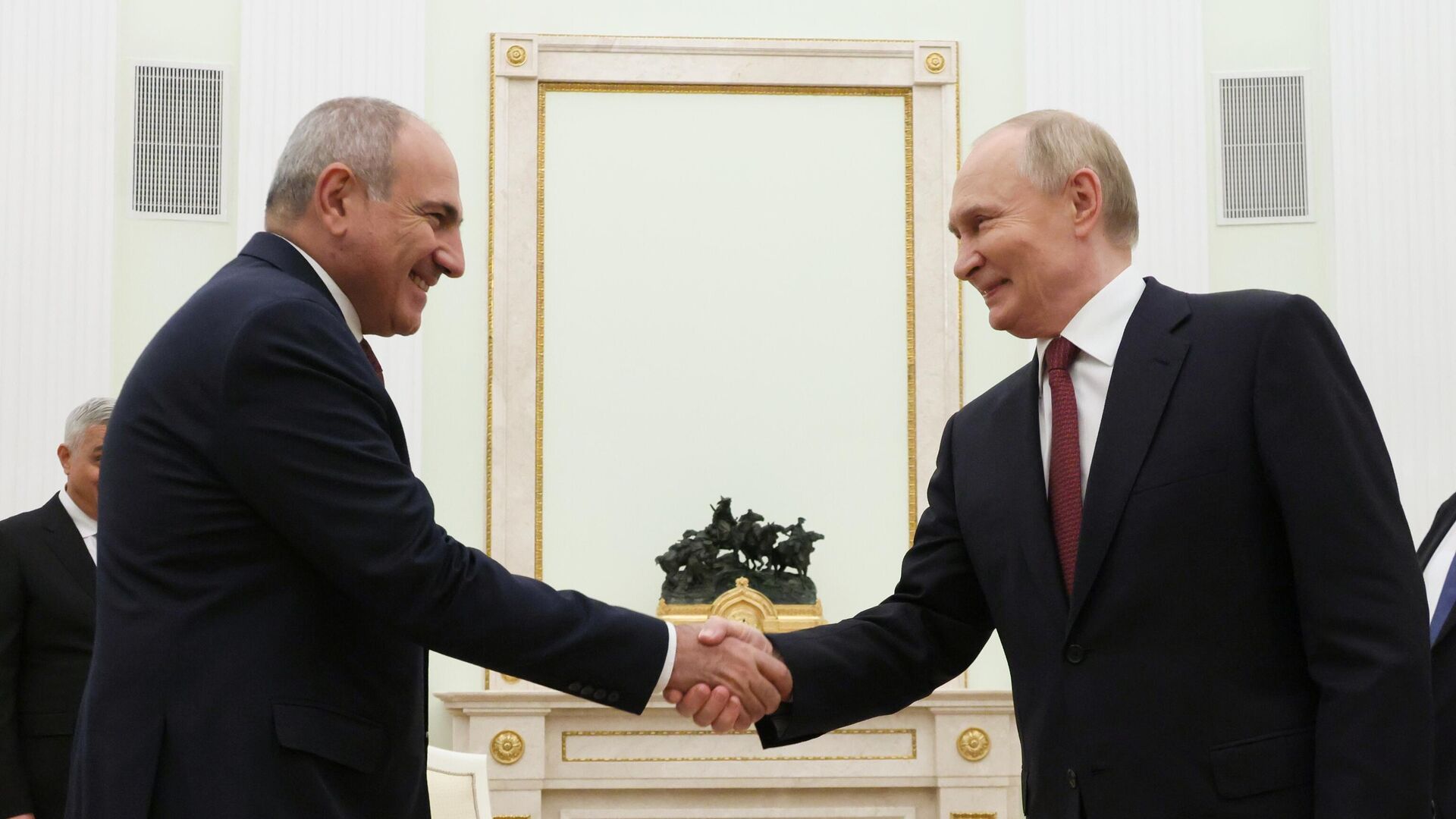 Пашинян поздравил Путина, заявив о многогранных связях народов Армении и России