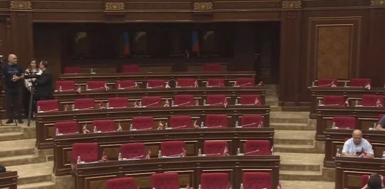 Оппозиция бойкотирует последнюю сессию парламента Армении 18 июня