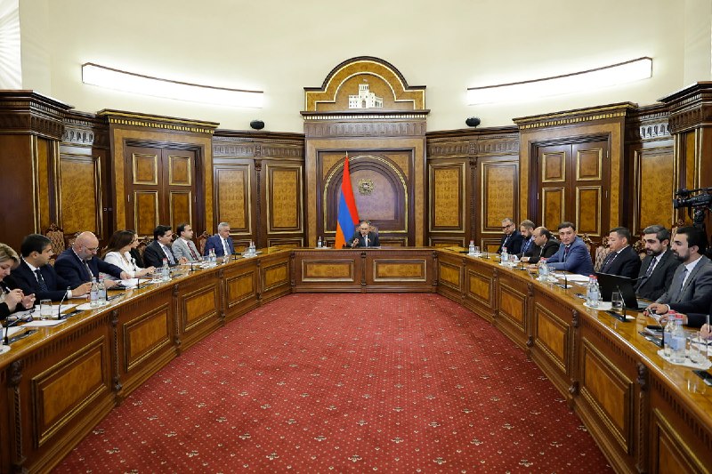 Пашинян обсудил план инвестиций в Ереван и Гюмри на основе предвыборной программы