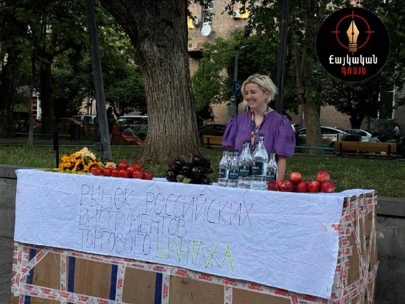 Инсталляция на Вернисаже в Ереване: прилавок с помидорами, баклажанами, цветами и водой «Джермук»