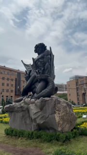 Никол Пашинян открыл памятник Ваагну-Драконоборцу в Ереване
