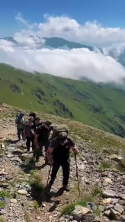 Никол Пашинян на вершине горы Хуступ в Армении