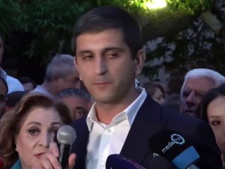 Сторонники Саркисяна и Кочаряна устроили акцию у ЦИК Армении после выборов