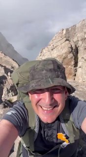 Никол Пашинян на вершине горы Хуступ в Армении