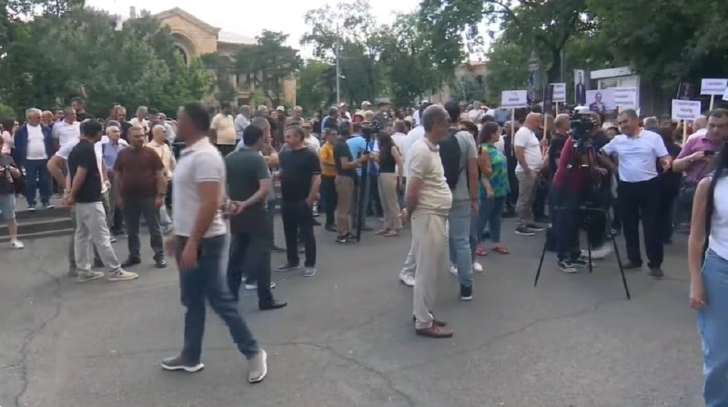 Пара сотен человек: оппозиция не смогла собрать массовый митинг у Конституционного суда Армении